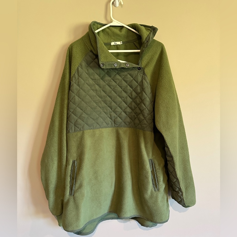 Women’s asymmetrical fleece pullover.  Green 3XlL